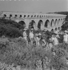 Ecole ménagère de Lhuis : voyage scolaire, le pont du Gard.